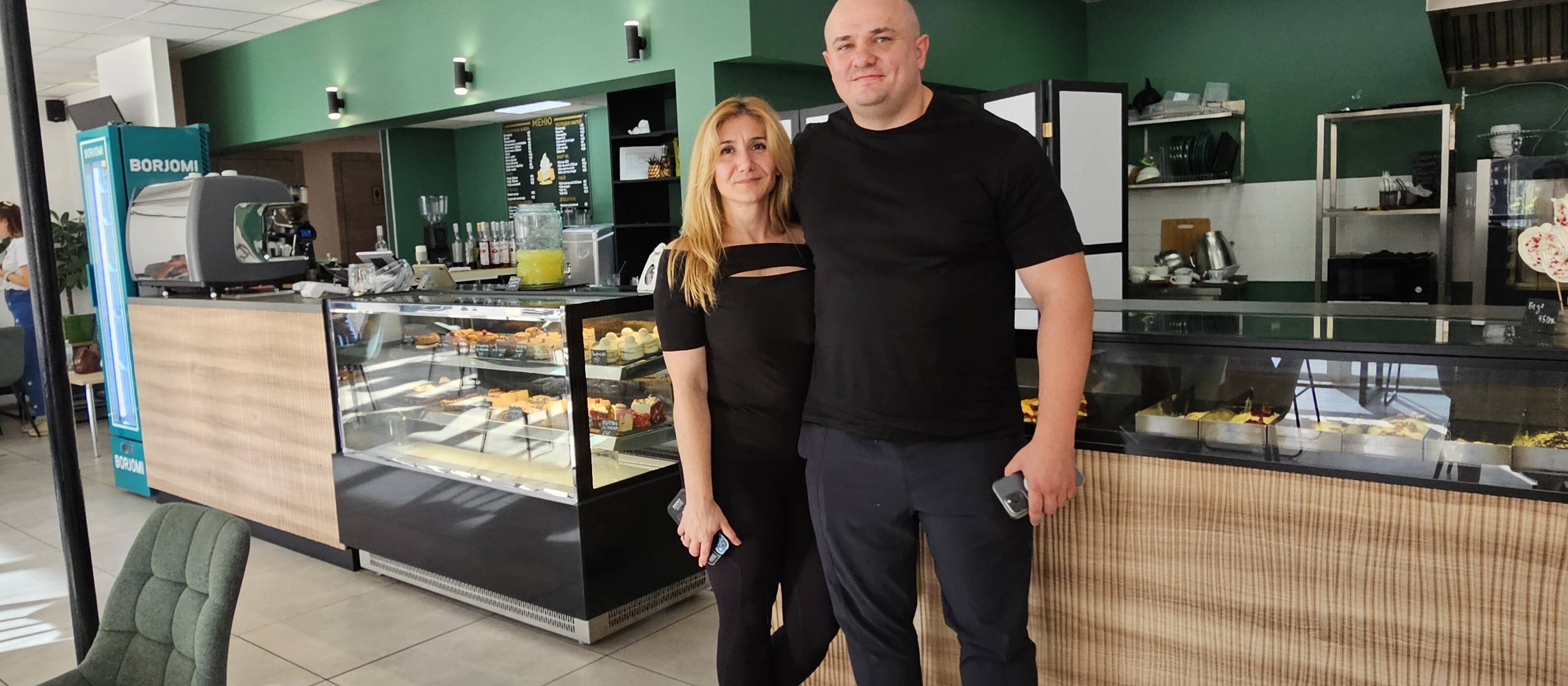 Olena Masur et Anton Khmaro ont dû quitter leur ville de Kherson et ont refait leur vie à Odessa. Ces déplacés internes, soutenus par Caritas, y ont ouvert un café qui attire une nombreuse clientèle. 