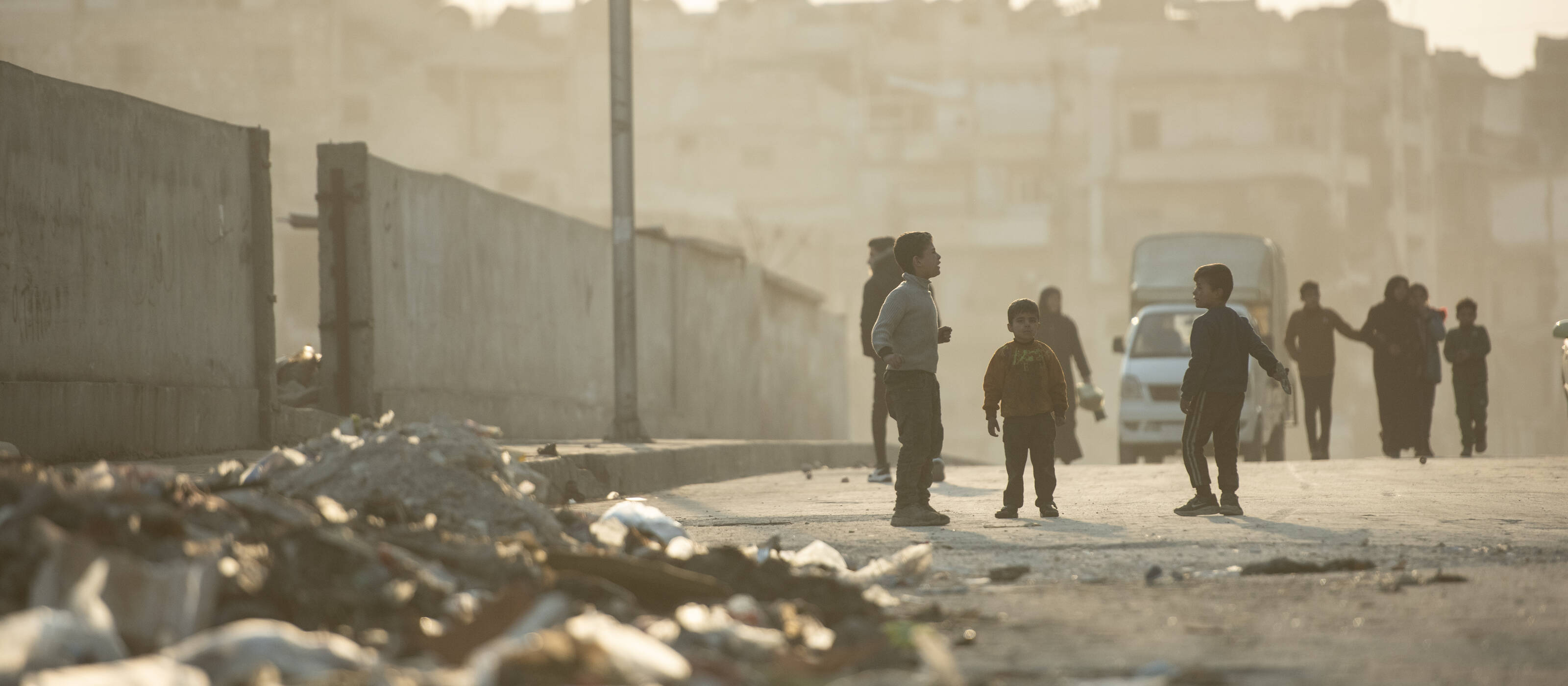 Les enfants jouent dans les rues d’Alep. Une grande incertitude pèse sur leur avenir.