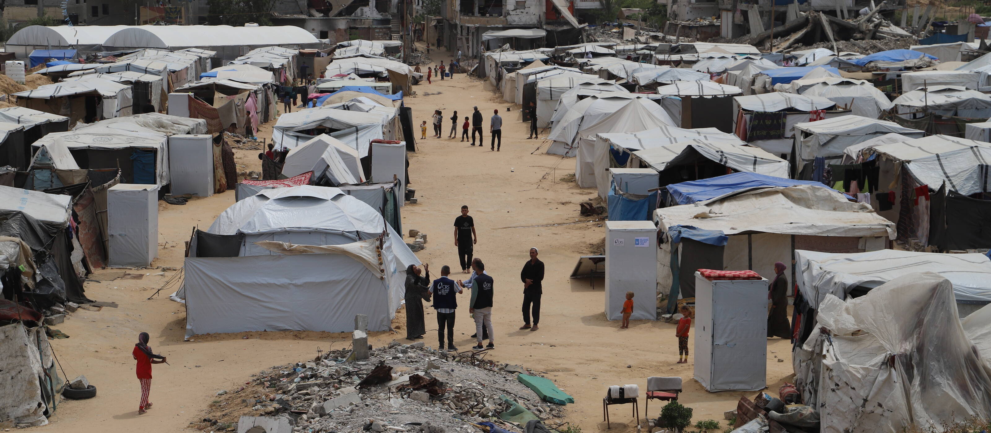 Depuis des mois, les réfugiés vivent dans des camps de tentes dans la bande de Gaza.