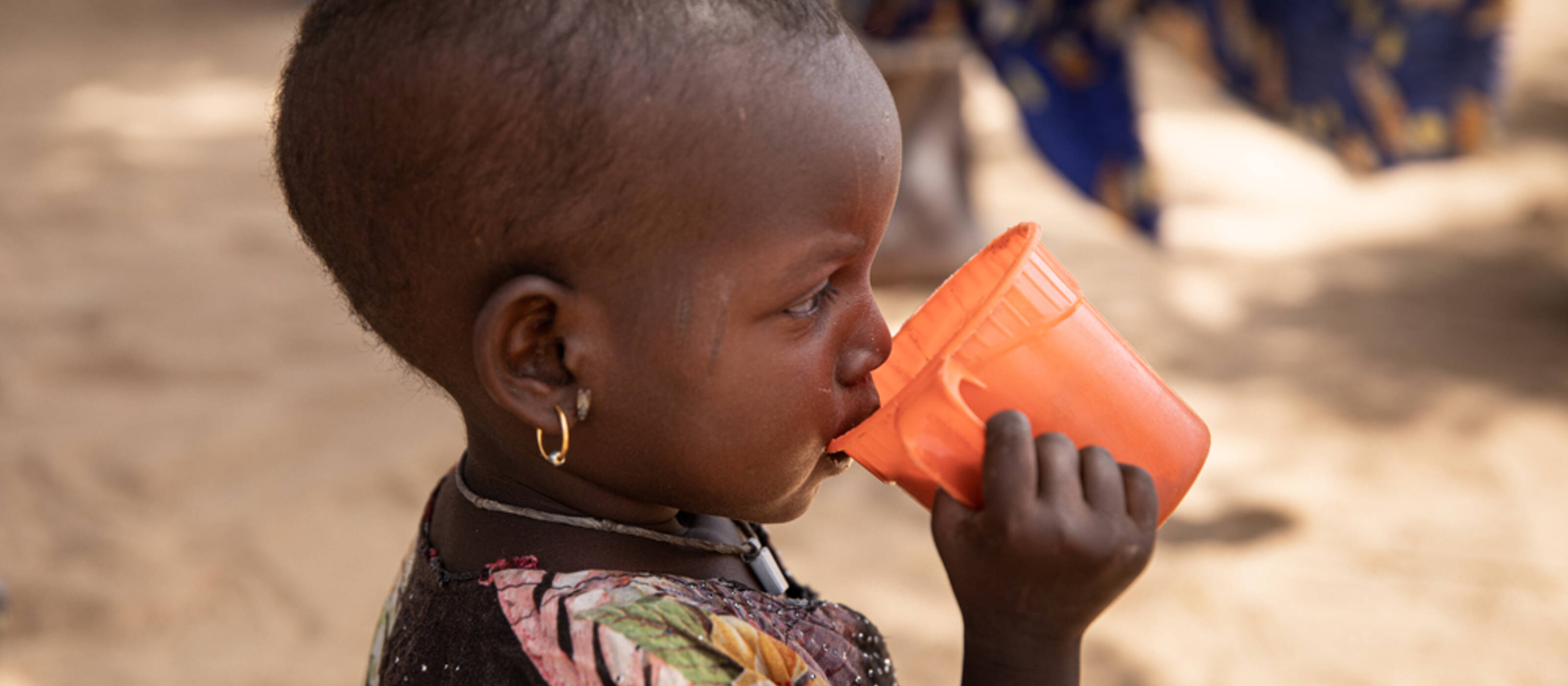 Ein Kind bekommt Nahrung in einem Hilfsprojekt im Tschad.