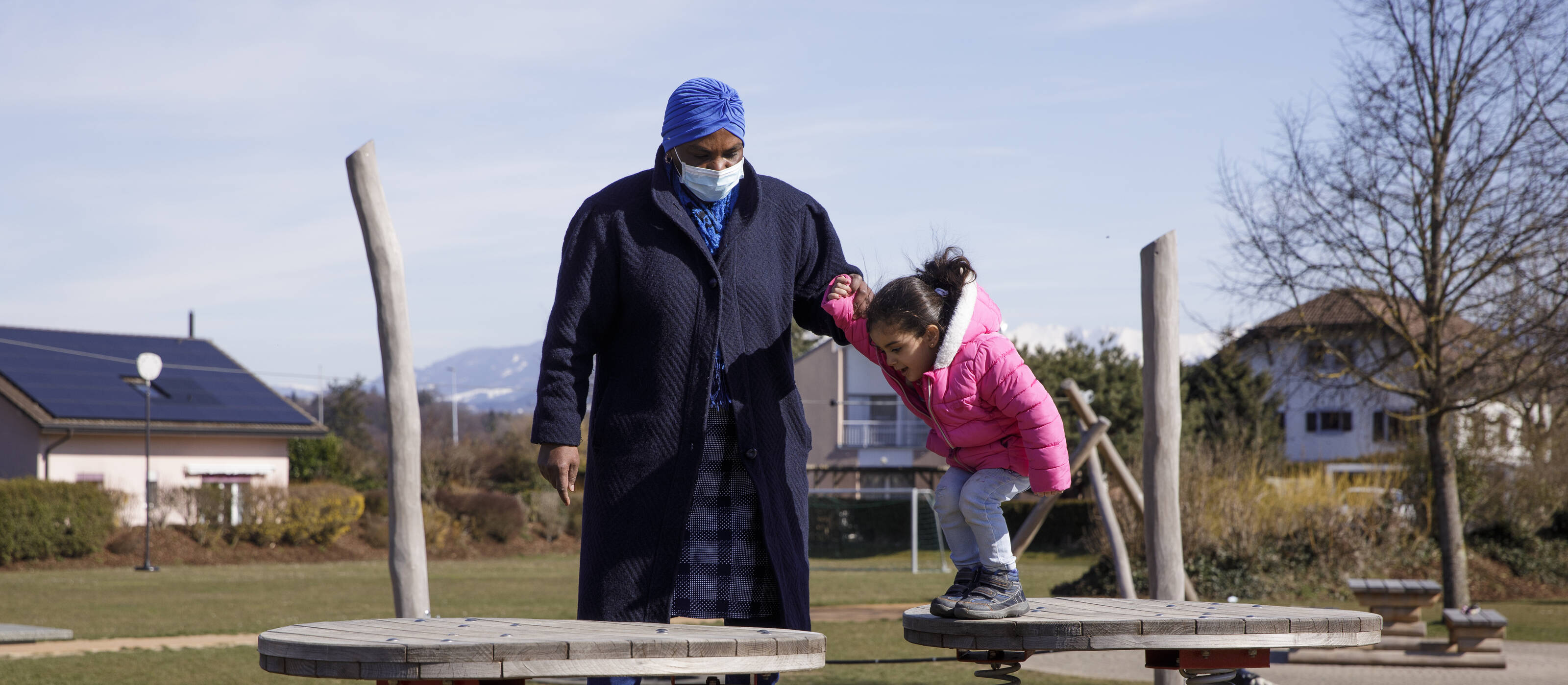 Una madre con il suo bambino in un parco giochi: il nuovo monitoraggio nazionale della povertà mostra quanto spesso le famiglie debbano affrontare difficoltà finanziarie.
