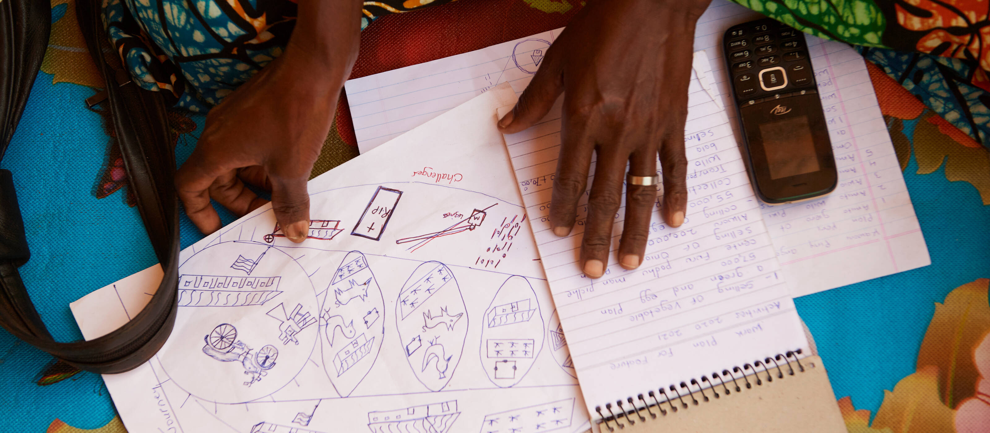 Eine Bäuerin in Uganda plant ihre landwirtschaftlichen Aktivitäten.