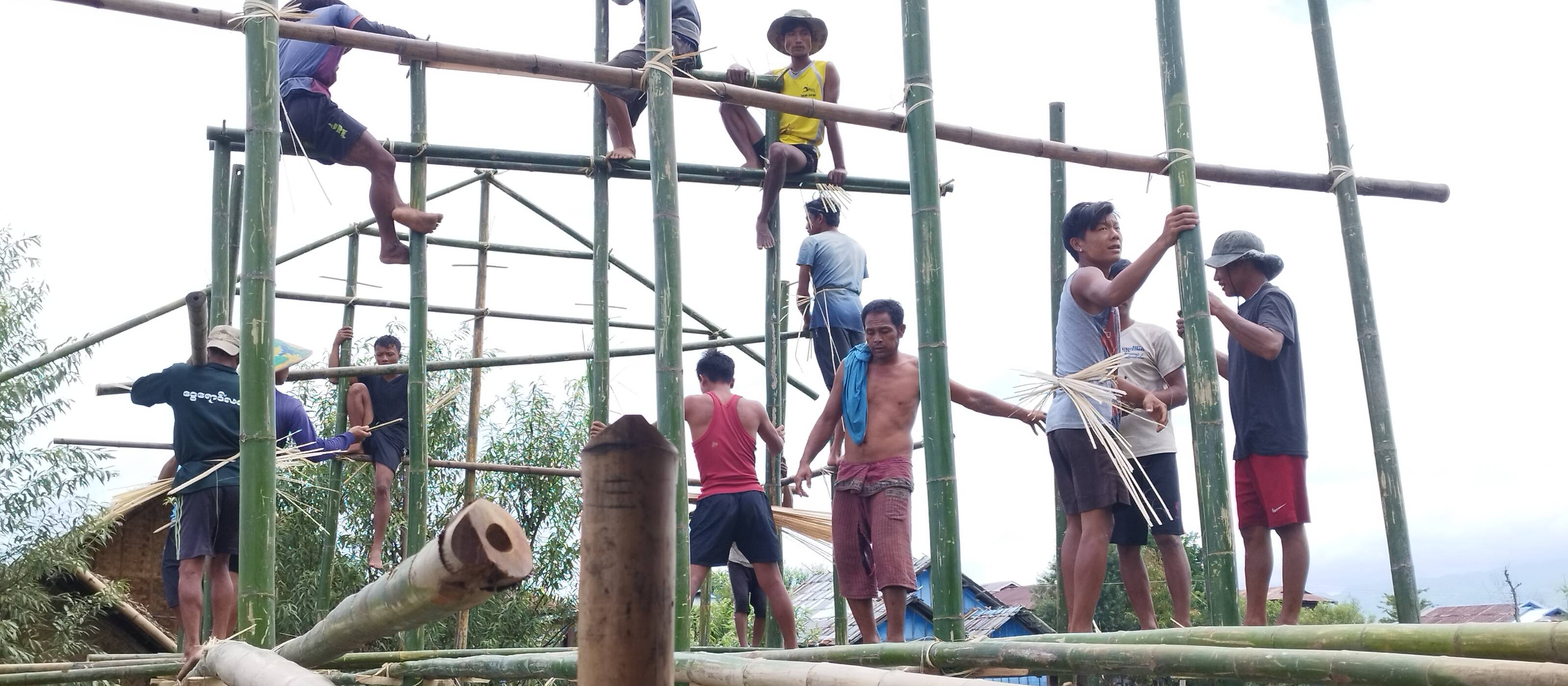 En collaboration avec une organisation partenaire locale, Caritas Suisse forme des ouvrières et ouvriers du bâtiment et soutient la remise en état des habitations.