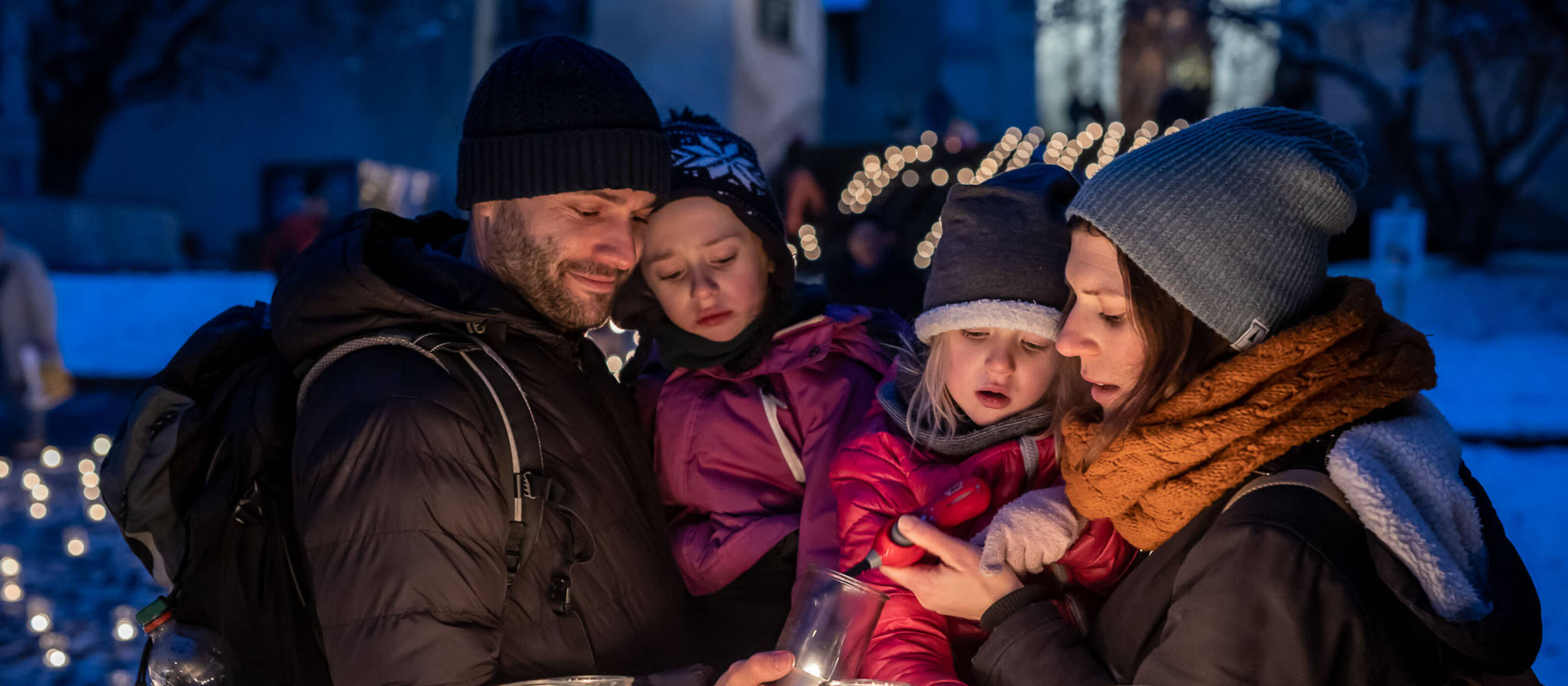 Une famille allume des bougies lors d’«Un million d'étoiles», l'événement national organisé en décembre par les Caritas régionales pour les personnes menacées par la pauvreté.