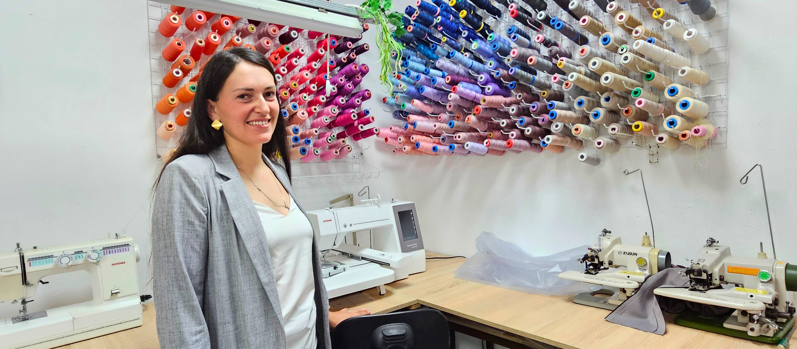 Valentyna Babenko dirige un atelier di cucito a Pivdenne, nei pressi di Odessa. Malgrado la guerra, garantisce posti di lavoro e fornisce servizi importanti per la comunità.