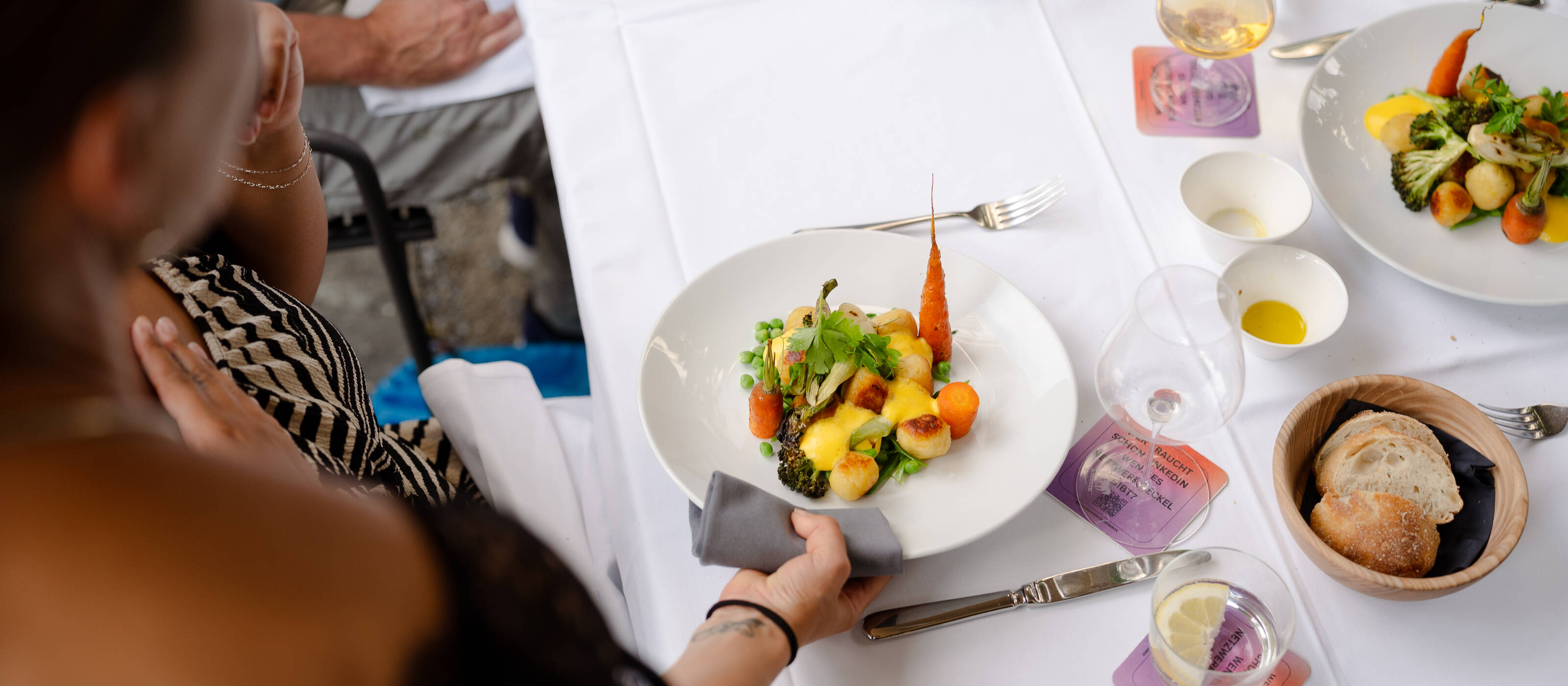 Repas au restaurant pour personnes touchées par la pauvreté via Bon Lieu