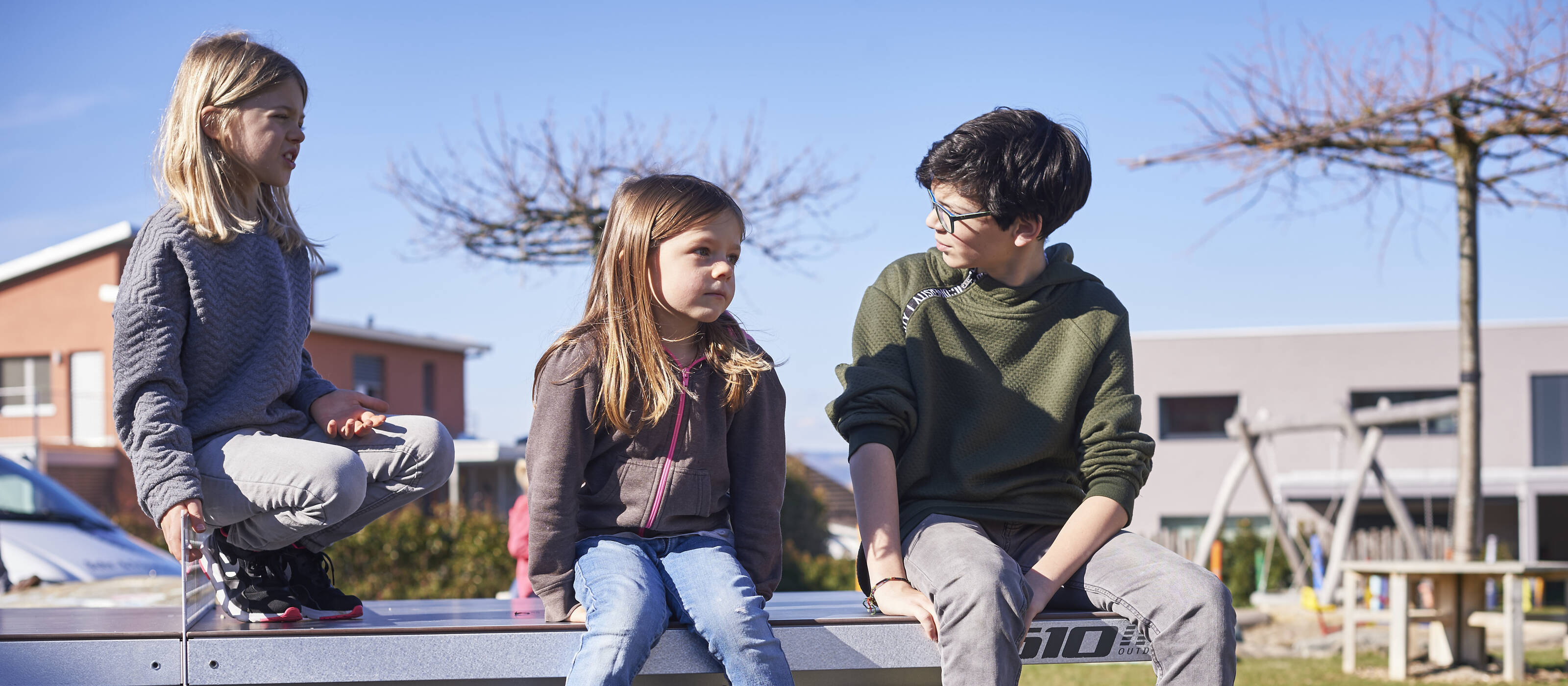Kinder auf einem Spielplatz