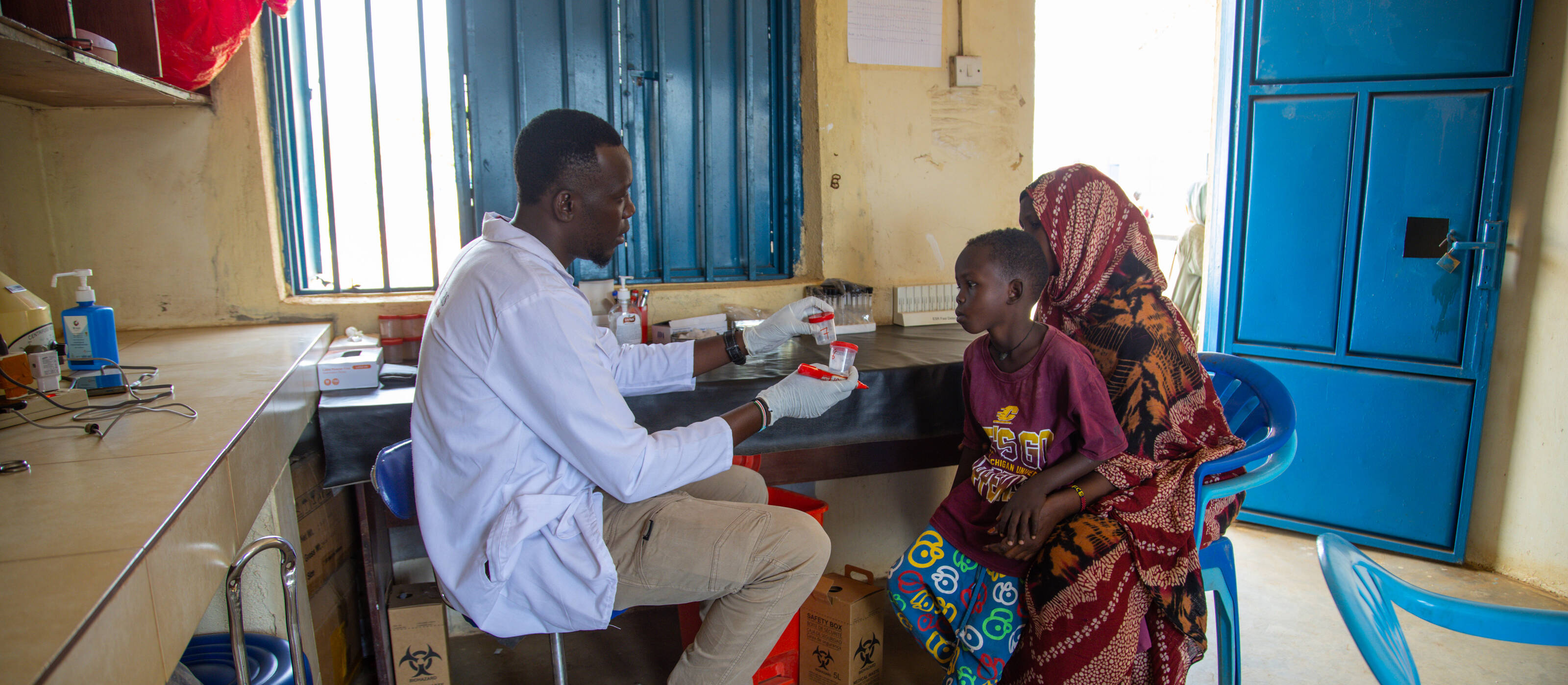 Mariam et son fils Adil reçoivent des soins médicaux de l'assistant médical du camp de Go-rom.