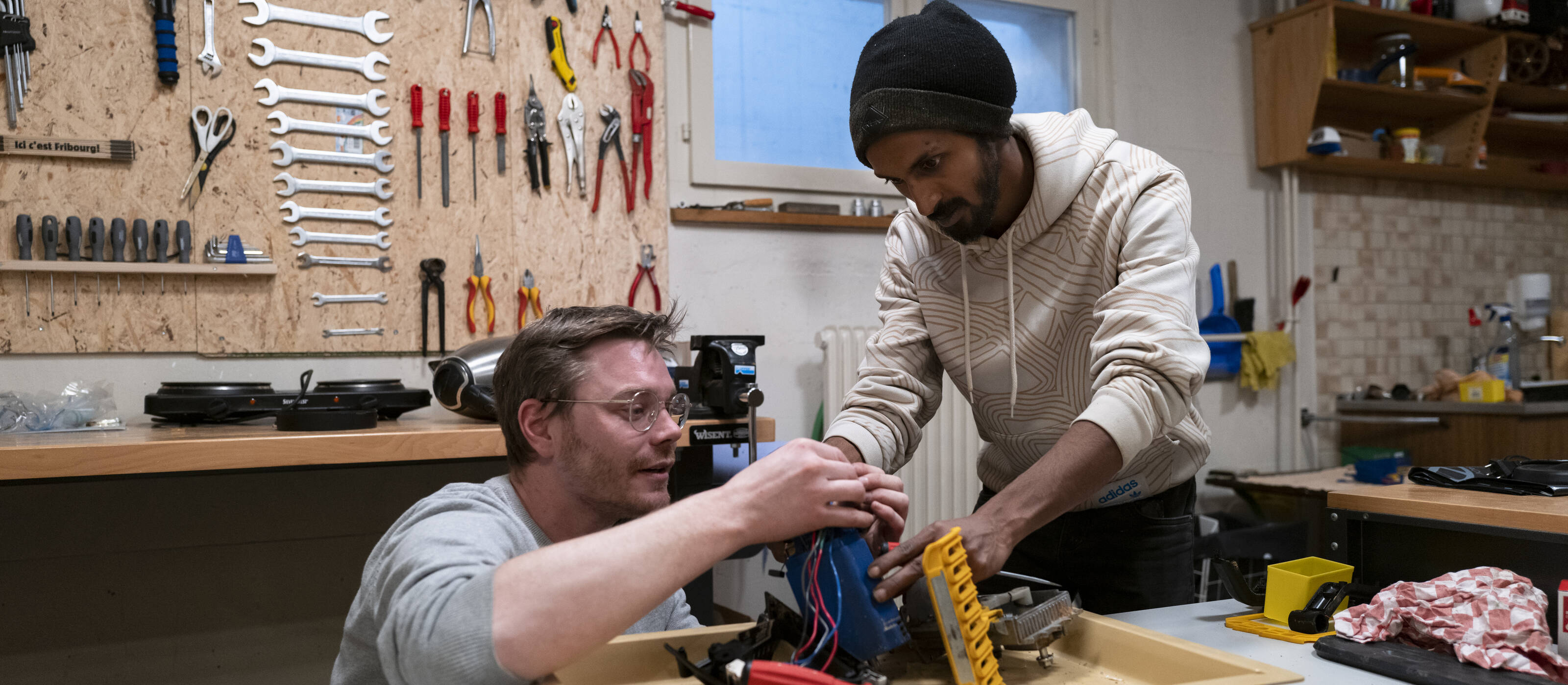 Deux hommes se trouvent dans l'atelier.