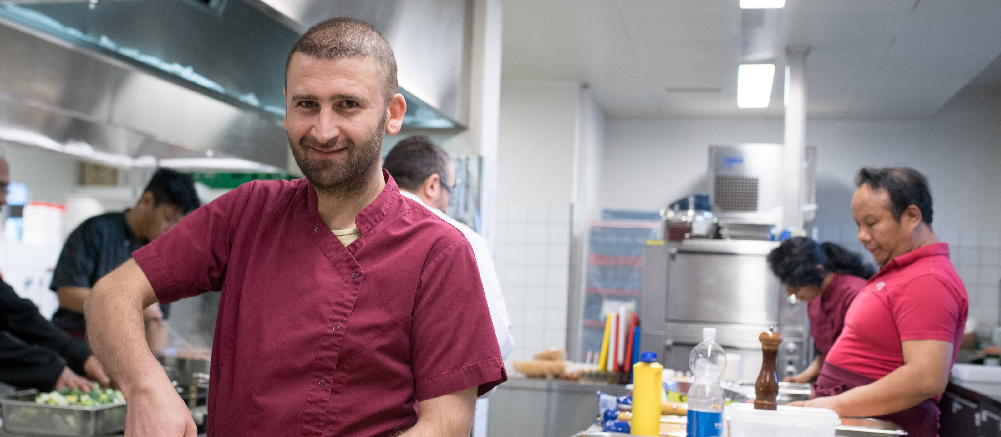 Un homme participant à un programme d'insertion professionnelle en cuisine