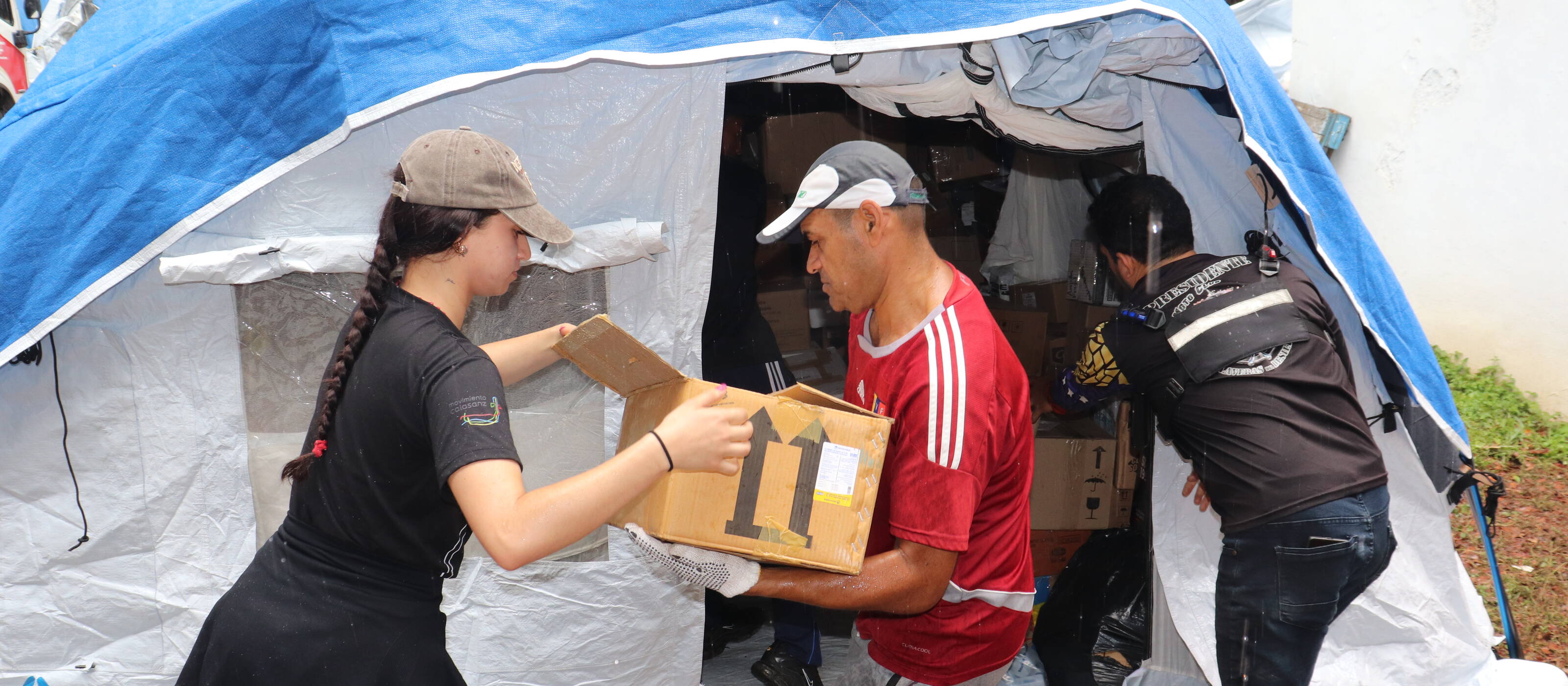 Épaulée par des bénévoles, Caritas Venezuela apporte des secours d’urgence aux victimes des récents tremblements de terre.