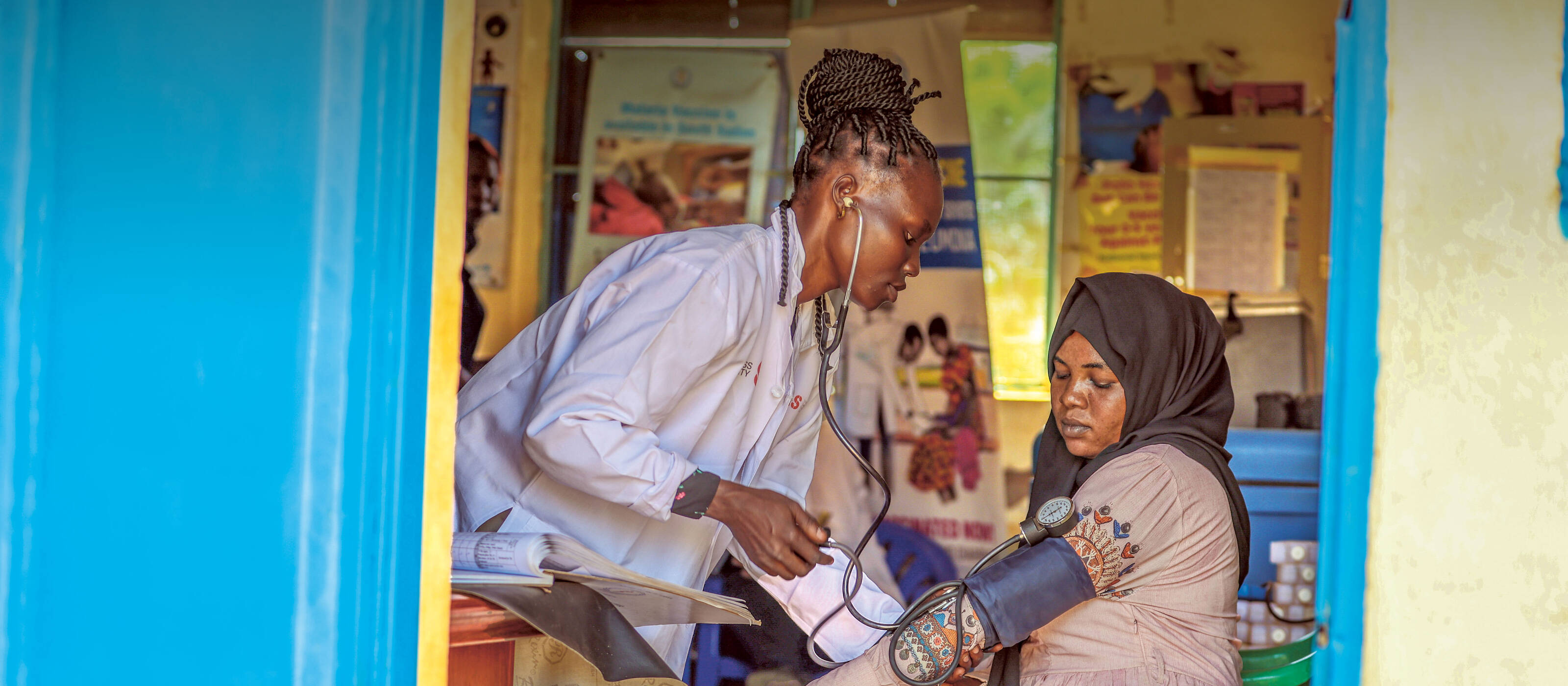 Viola Abali mesure la tension artérielle de ses patientes à chaque consultation.