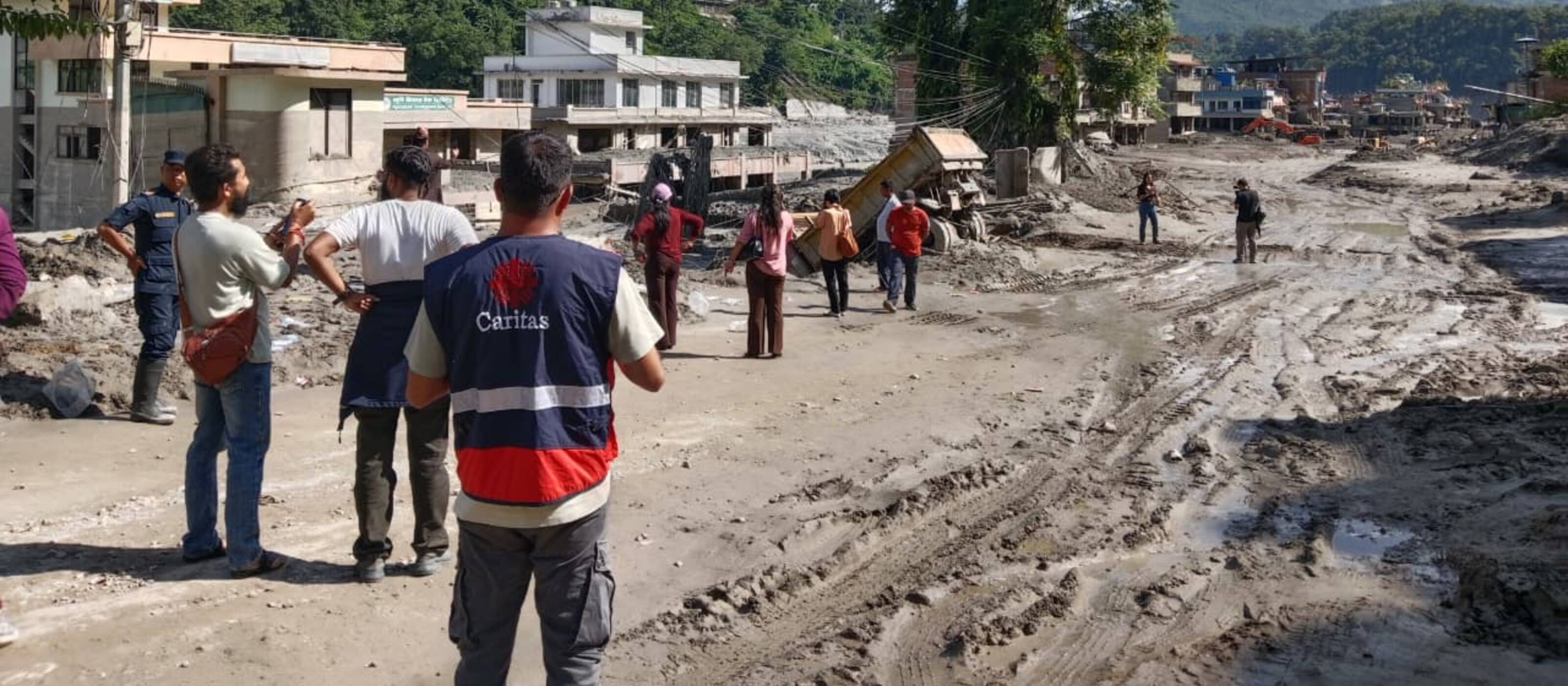 Des collaborateurs de Caritas Népal dans la zone sinistrée après les crues soudaines