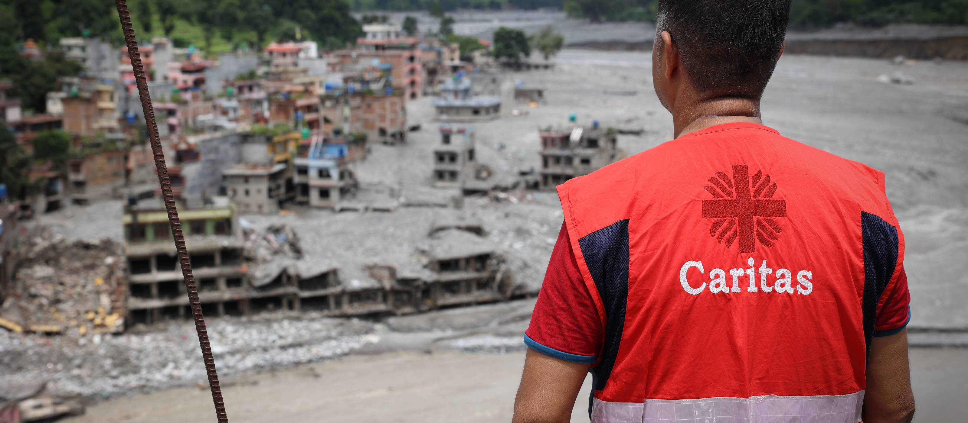 Un collaborateur de Caritas Népal observe la zone dévastée