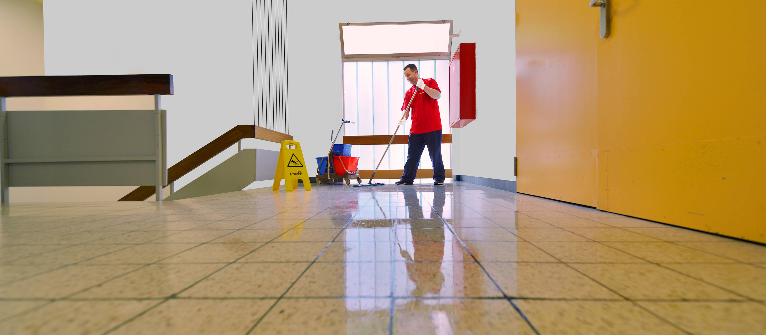 In Svizzera vivono quasi 360 000 working poor. Nonostante svolgano un’attività lavorativa, il loro reddito non è sufficiente a garantire il sostentamento.