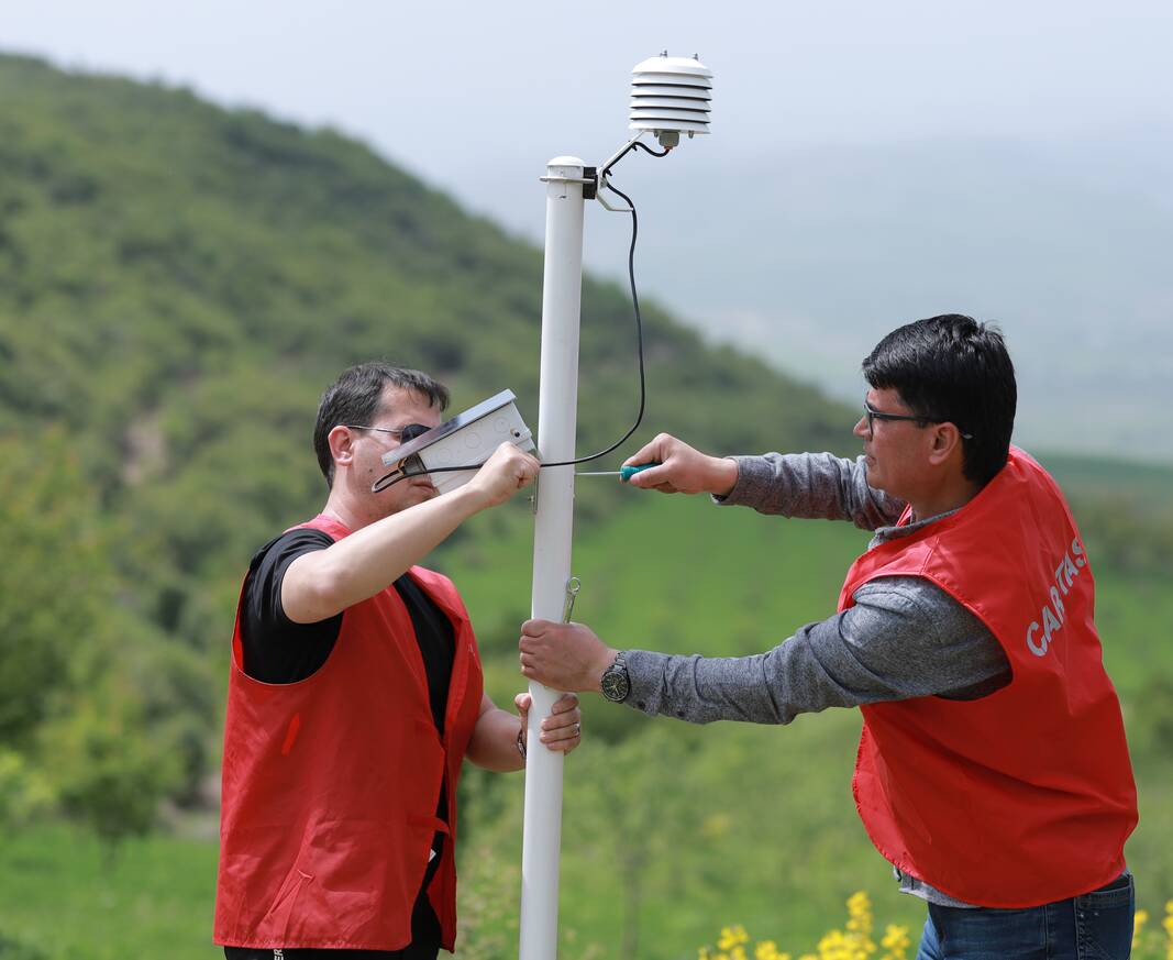 Des stations météorologiques peu coûteuses sont installées dans tout le pays. Leurs mesures permettent d'établir des prévisions météorologiques plus précises, qui sont développées par le partenaire de projet MétéoSuisse en collaboration avec le service météorologique tadjik. Des WWCS spéciaux pour les paysans, basés sur ces données, les aident par exemple à déterminer le moment le plus propice pour les semailles ou les récoltes.