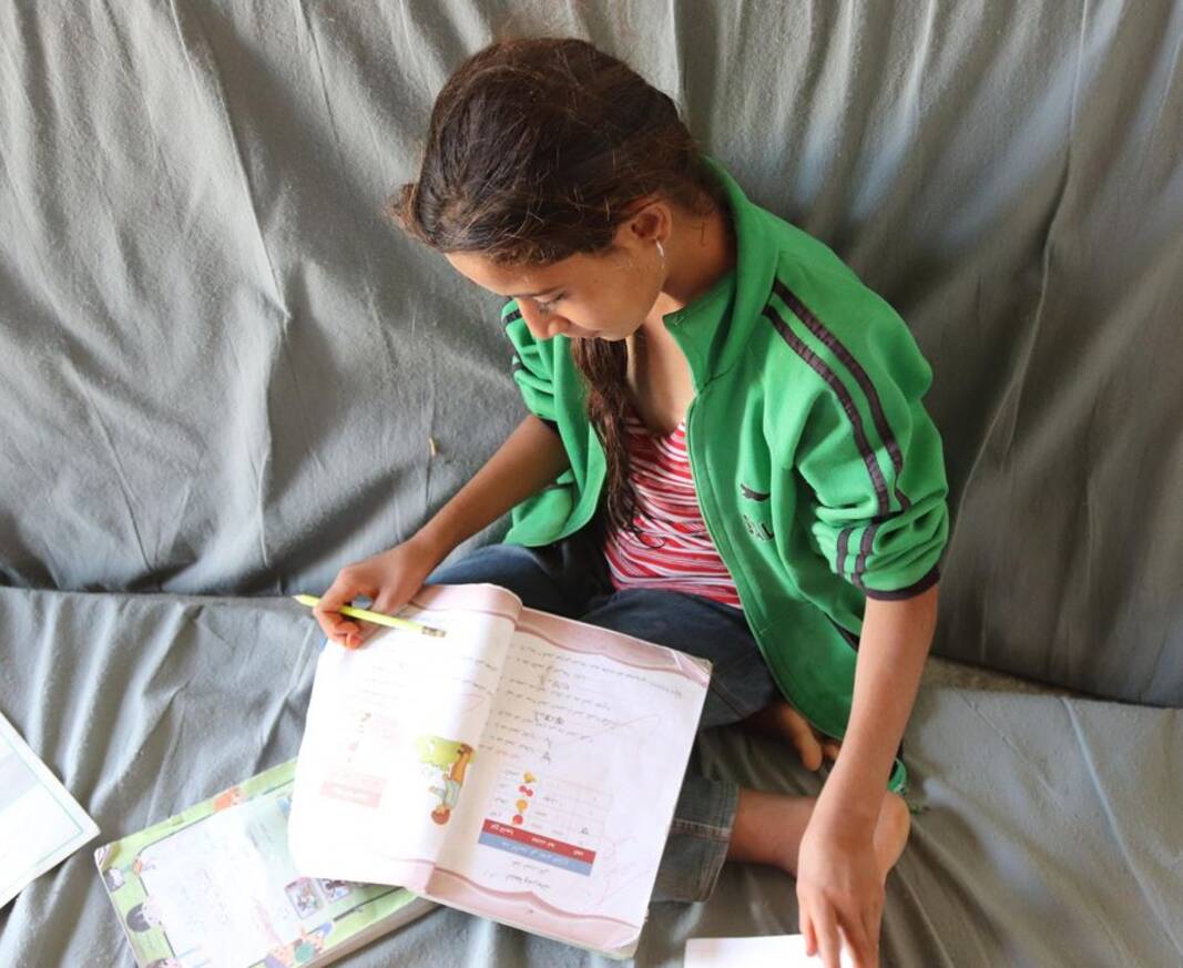 Djamila bei den Hausaufgaben. Sie möchte Ärztin werden.