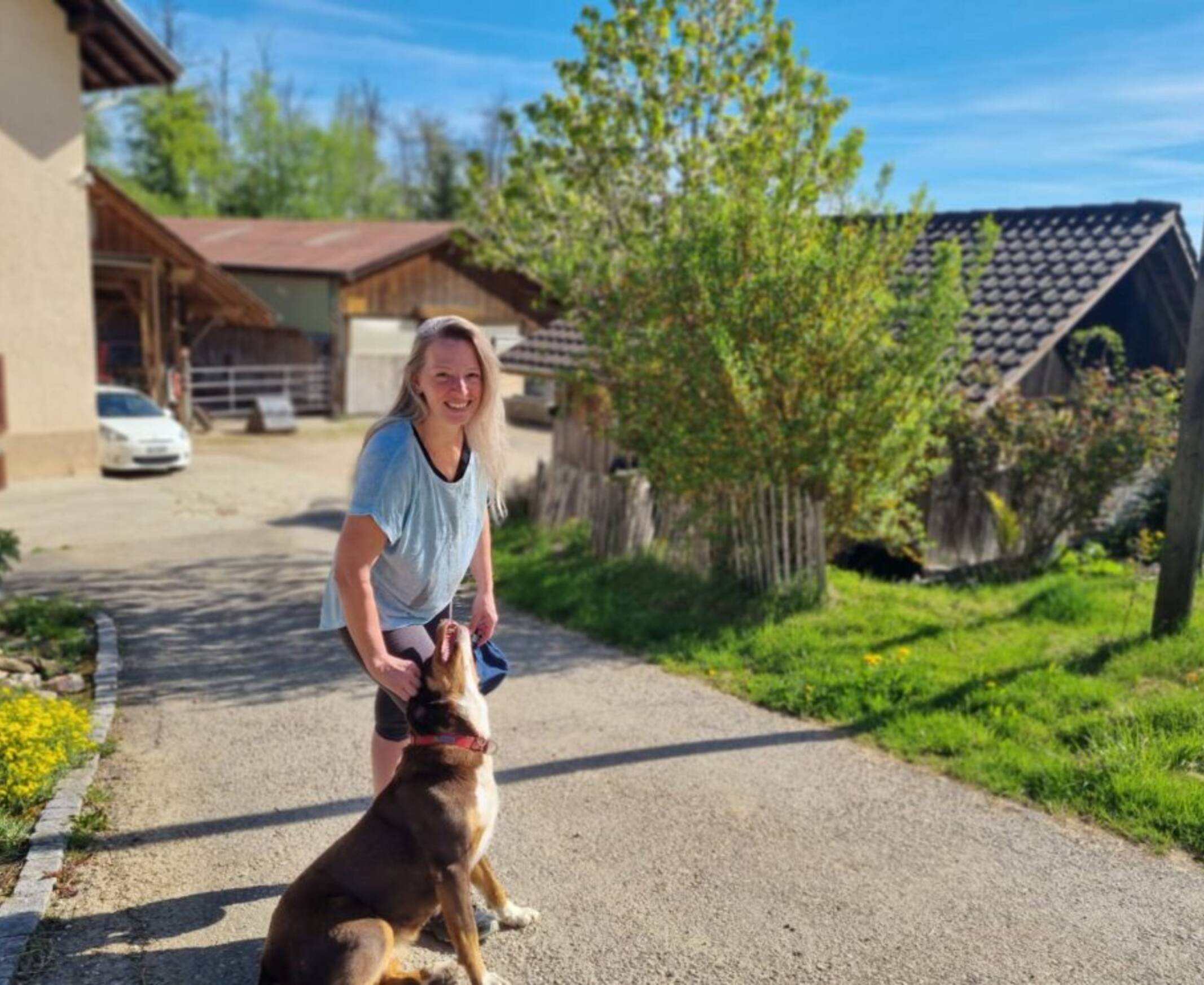 Céline Petermann exploite seule une ferme bio dans
la vallée de Delémont. Elle apprécie énormément l’aide
des bénévoles de Caritas.