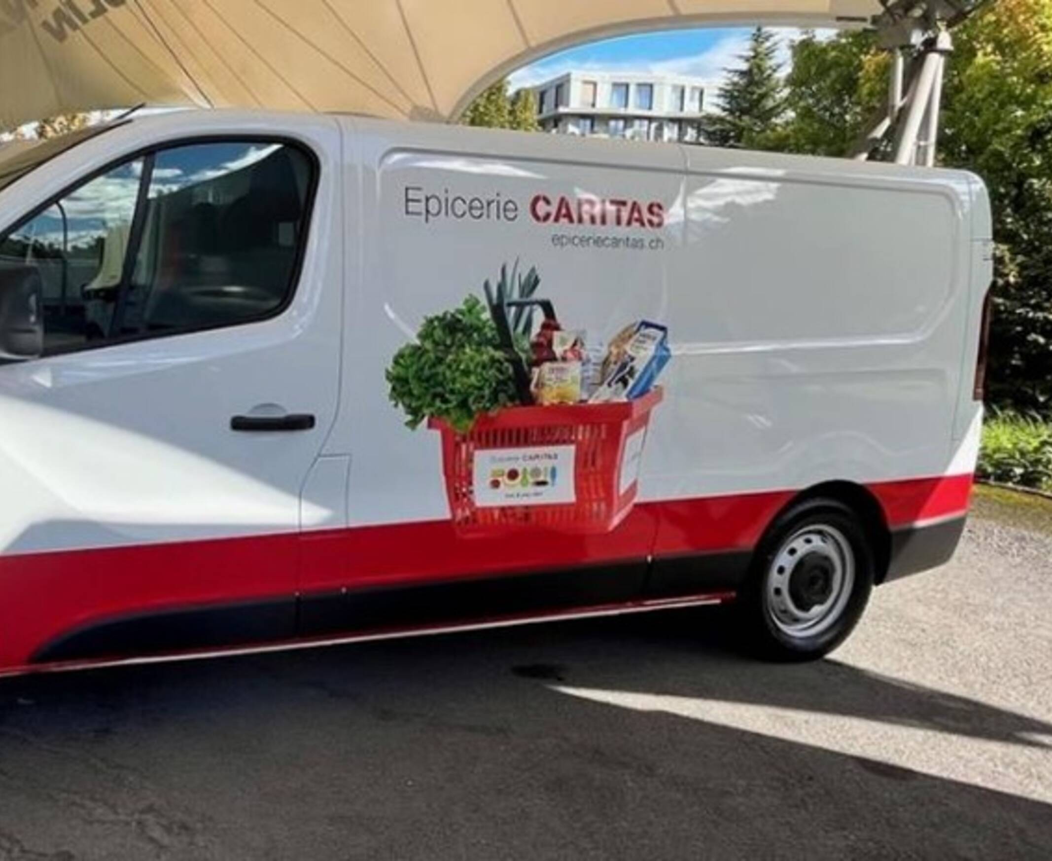 Le bus électrique des épiceries Caritas de Genève vient régulièrement chercher de la viande chez Denner. La chaîne du froid est assurée en permanence.