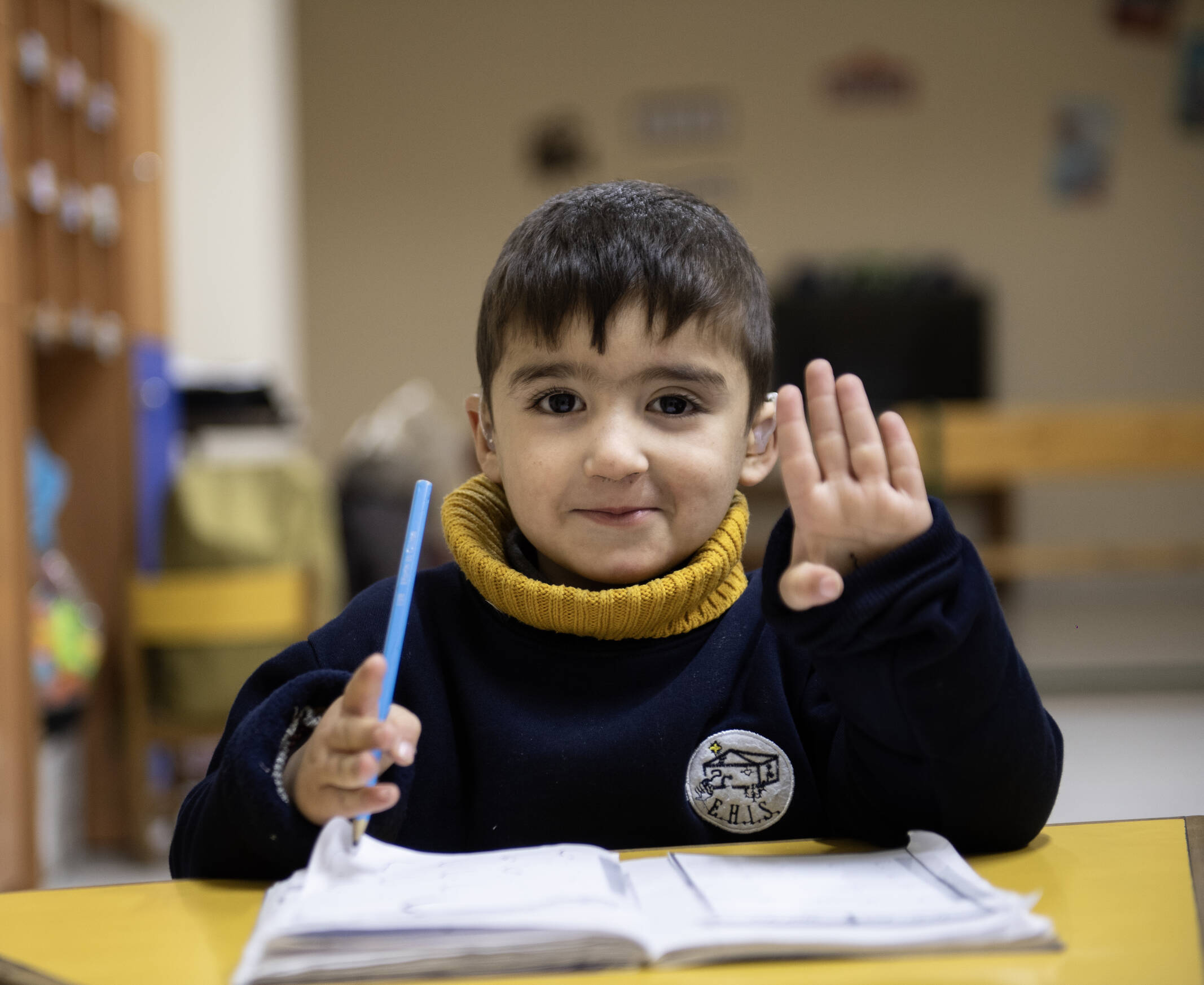Ismail peut continuer d’aller à l’école, car sa mère peut désormais exercer son métier de coiffeuse indépendante grâce à Caritas.