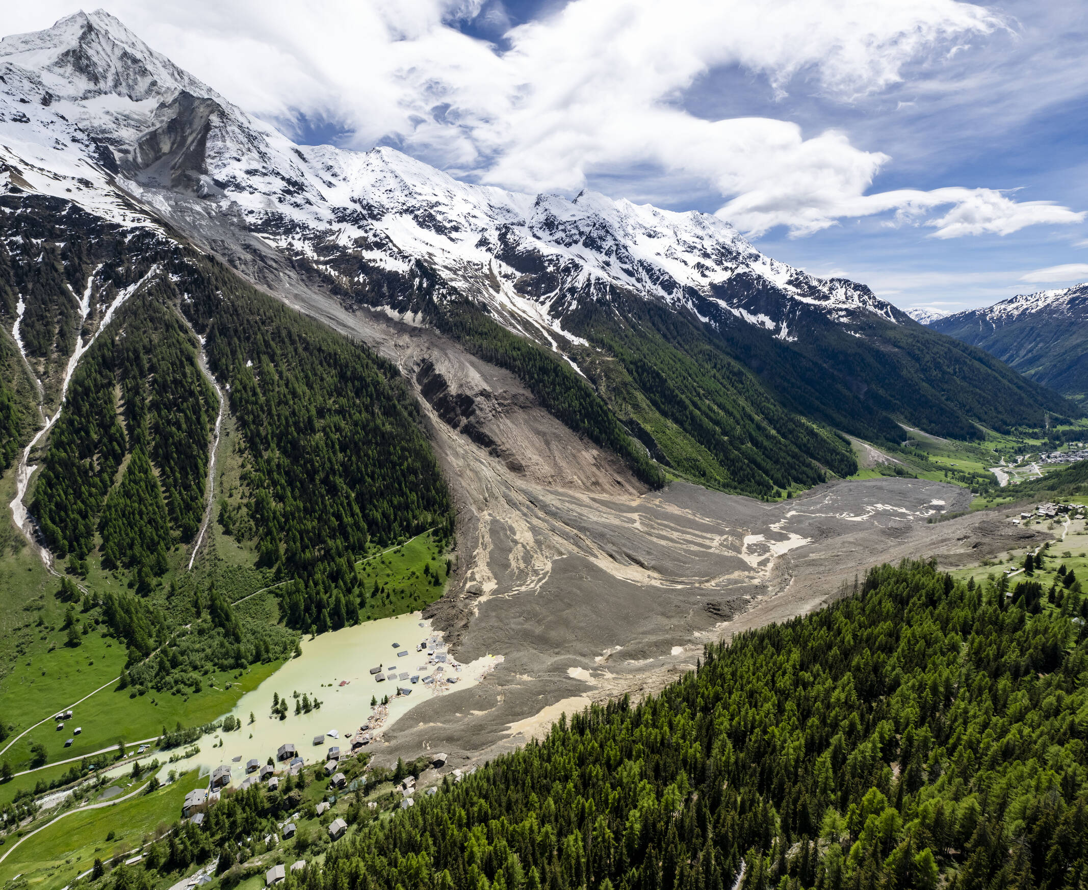 Das Ausmass der Zerstörung ist enorm. Blatten wurde verschüttet und steht unter Wasser.