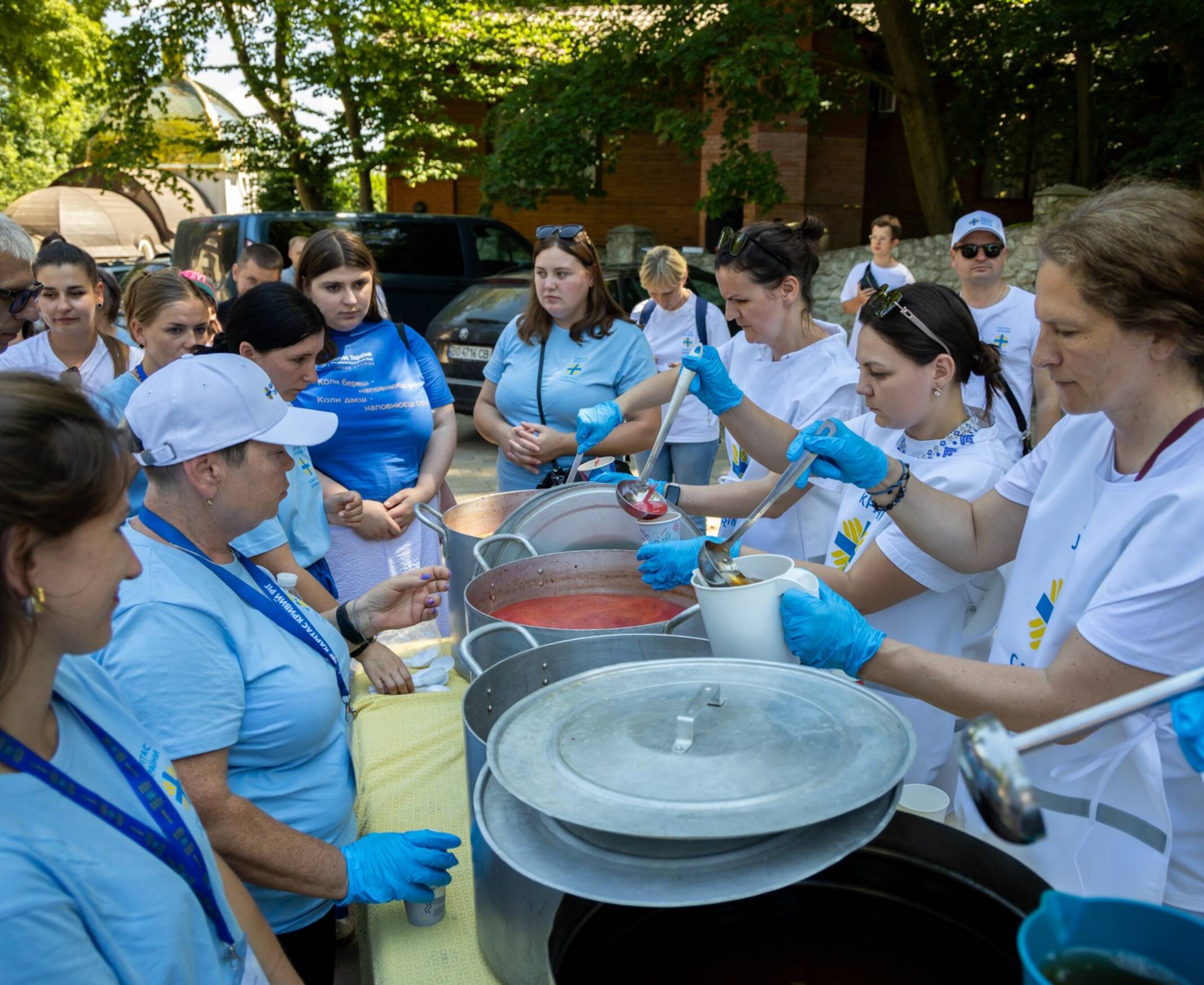 Die Verteilung von Lebensmittelpaketen und warmen Mahlzeiten gehört bis heute zur Unterstützung, die wir in der Ukraine leisten.