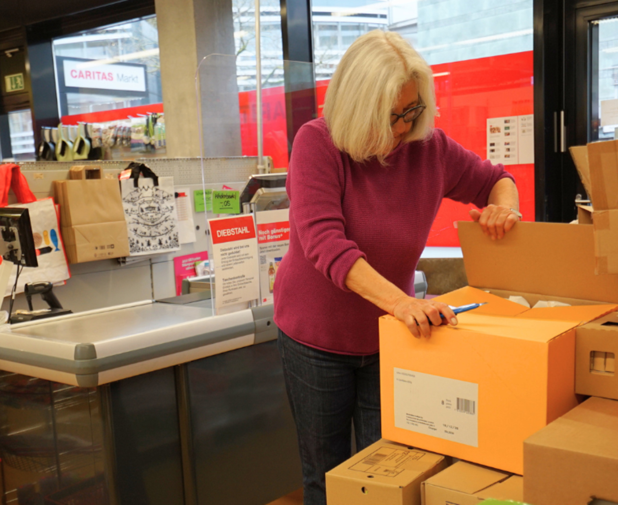Bea Borrelli, bénévole, déballe des articles neufs à l'Épicerie Caritas de Baar