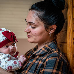 Oxana Stepova, 24 anni, proviene da un piccolo villaggio della regione di Kherson. Sua figlia, Anja, è nata tre settimane prima dello scoppio della guerra.