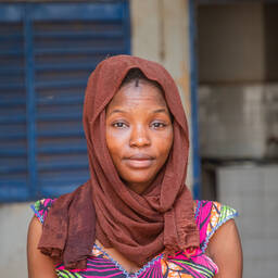 Auf dem Portrait ist Yassa aus Mali zu sehen.