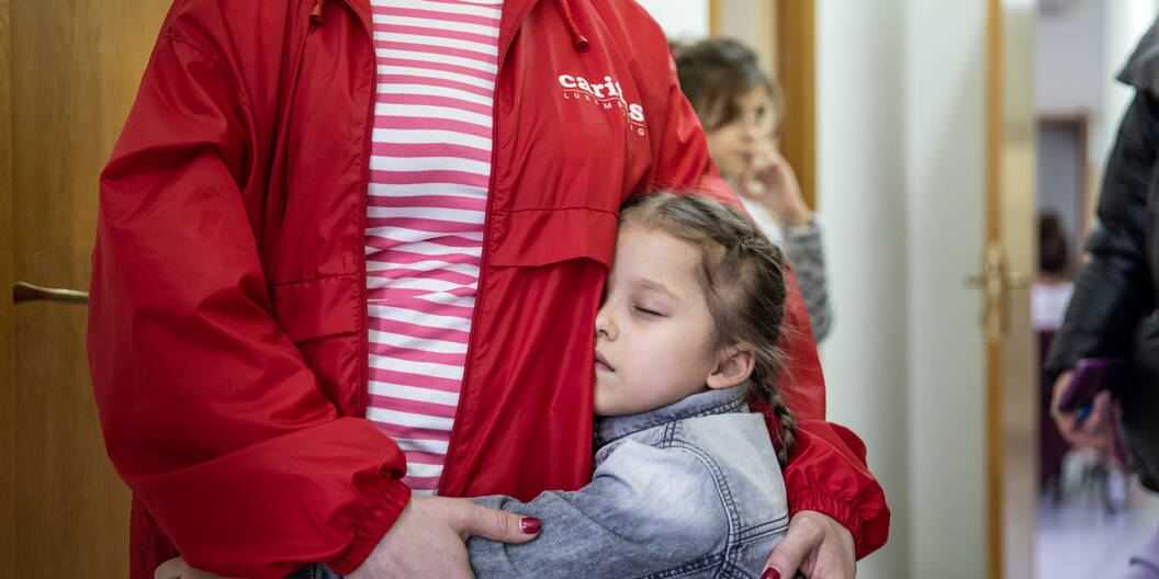 I rifugiati trovano una sistemazione nei centri di accoglienza di Caritas. L’ONG li rifornisce di beni primari e li aiuta a integrarsi. Appena arrivata in Moldavia, la piccola profuga cerca sicurezza e sostegno in una collaboratrice del centro. 
