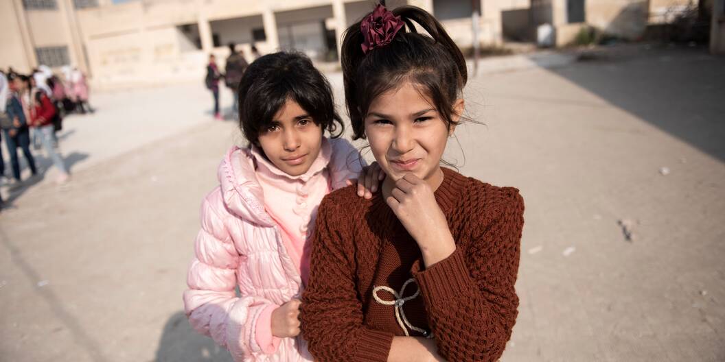 Mädchen auf dem Schulhof in Ost-Ghouta, Damaskus, Syrien.