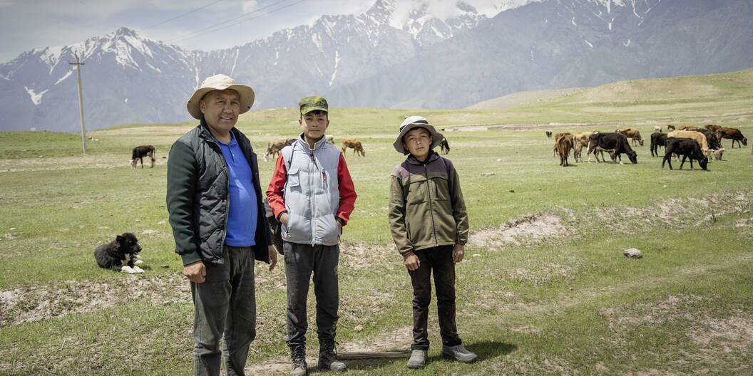 Wenn die beiden Söhne von Jamshedov keinen Unterricht besuchen helfen sie tatkräftig auf dem Feld mit oder hüten die Kühe der Familie.
