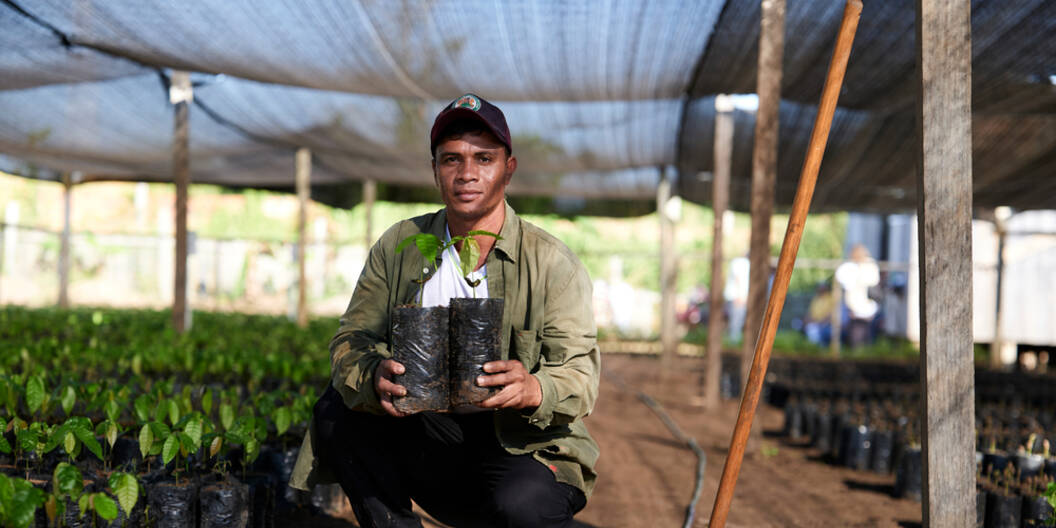 Gemeinsam für Klimagerechtigkeit: Alejandro Tibi Flores aus Bolivien betreut die Setzlingsfarm. Die Setzlinge tragen zum Lebensunterhalt der Bewohner und zur Aufforstung des Regenwaldes bei.