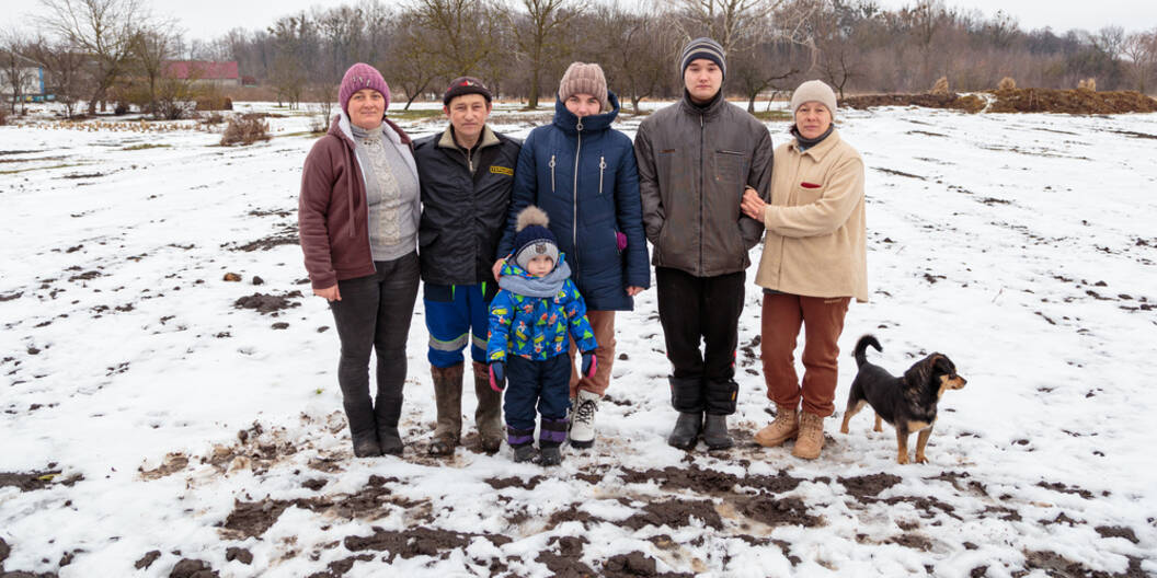 Olena (1.v.r.) ist mit ihrer Familie aus dem ukrainischen Kriegsgebiet geflohen. Mit Unterstützung der Caritas bauen sie sich ein neues Leben auf.