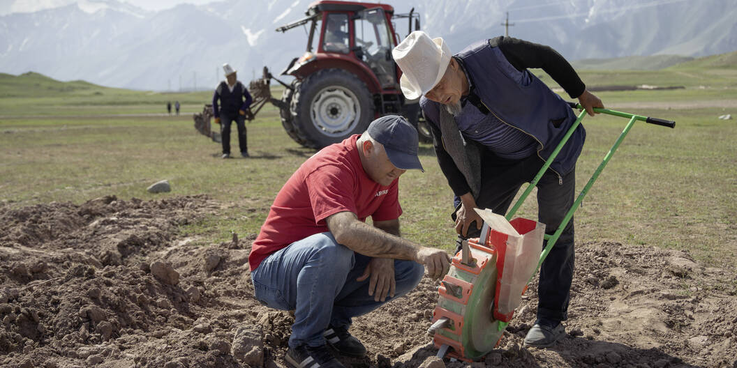 Bakhtiyor Ashurov, Projektmitarbeiter in Tadschikistan, ist regelmässig im Rasht-Tal und steht den Bäuerinnen und Bauern mit seinem grossen Wissen zur Seite. Der Agraringenieur begleitet das Projekt seit Beginn und kennt kennt die Herausforderungen der Landwirtschaft in der Region gut.