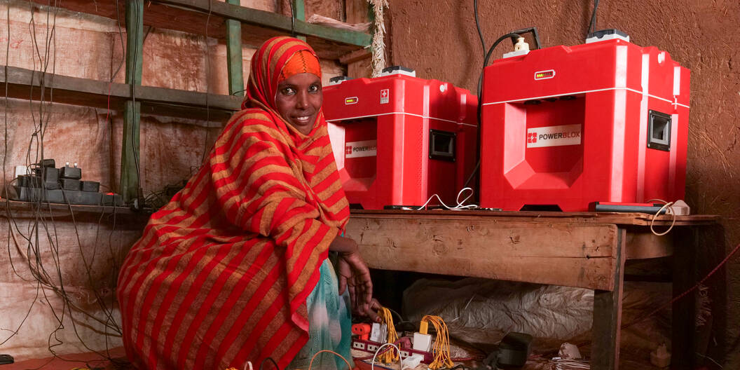 Tayiba Hasan wohnt in Äthiopien und erwirtschaftet ihr Einkommen mit einem kleinen Laden. Doch das Geld reicht nicht für die sechsköpfige Familie. Die unregelmässige und teure Stromversorgung erschwert ihren Alltag zusätzlich. Seit Tayiba durch ein Projekt der Caritas Solarstrom beziehen kann, ist ihr Leben leichter. Die fünffache Mutter konnte ihr Geschäft ausweiten, lädt nun die Handys ihrer Mitmenschen gegen ein Entgelt und konnte so ihre Einkünfte steigern.