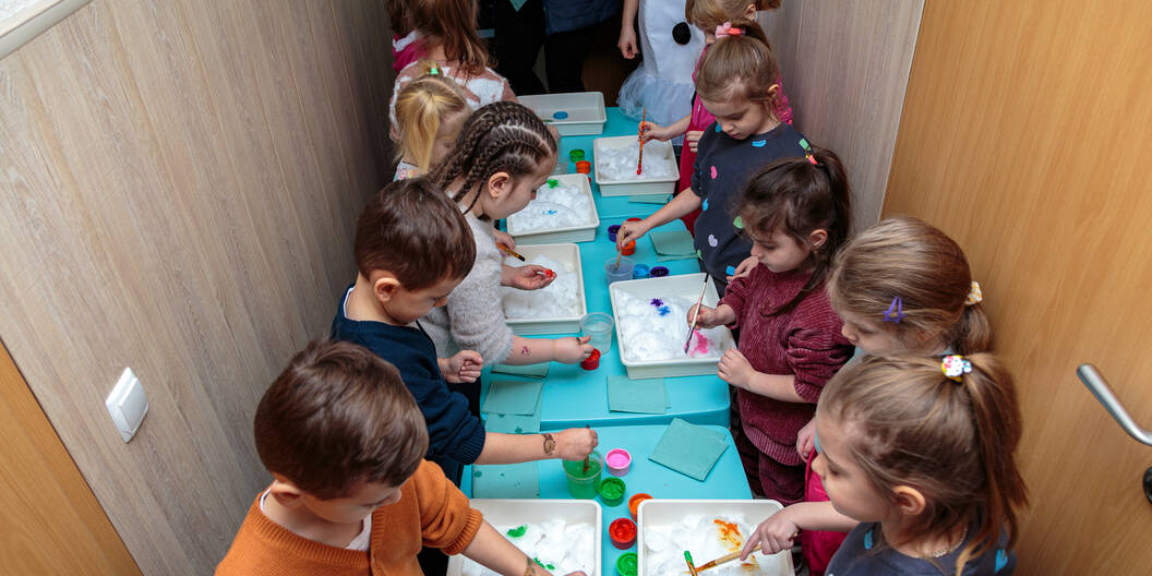 Erklingt der Luftalarm, werden die Bastelnachmittage in den Keller verlegt – weg von Glasscheiben und gefährlichen Gegenständen.