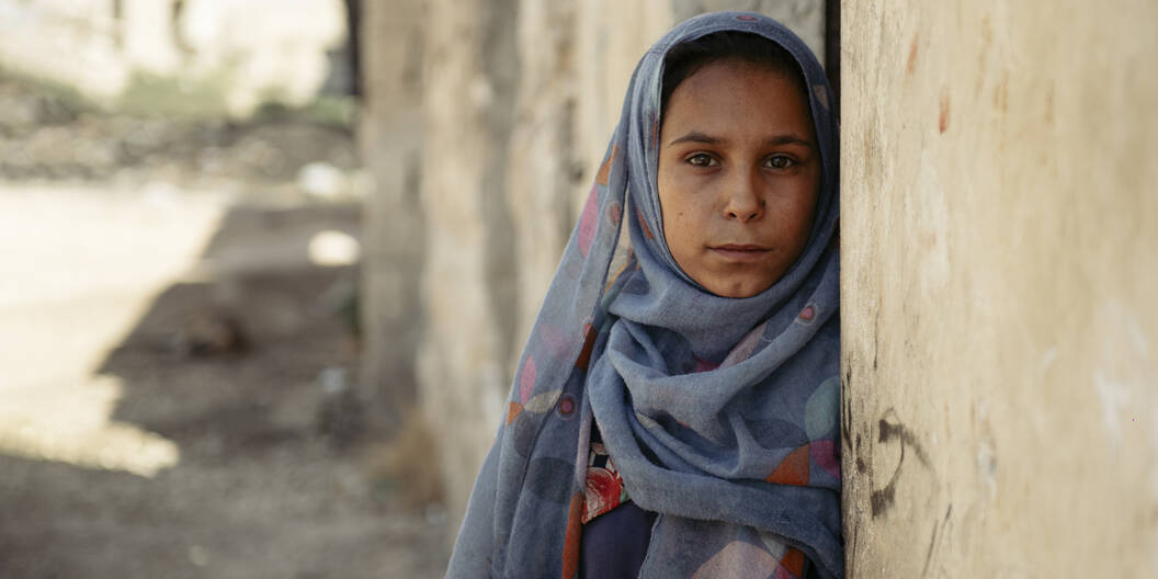 Die 13-jährige Mayla wohnt mit ihren Eltern und sechs Geschwistern in Aleppo. Sie sind vor Jahren vor dem Bürgerkrieg geflohen und leben seither in Armut.
