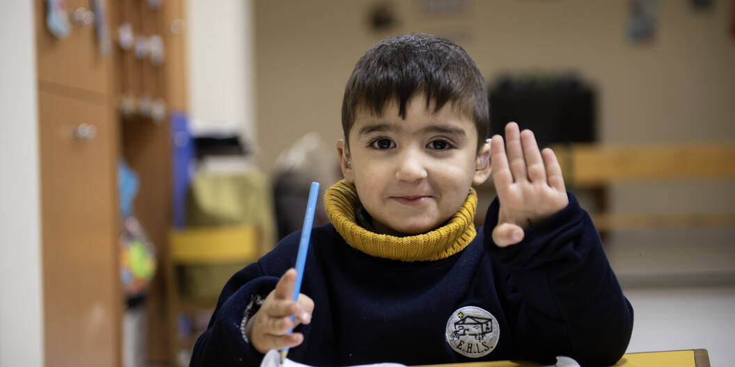 Ismail kann weiter zur Schule gehen, weil seine Mutter dank der Hilfe der Caritas nun ihren Beruf selbständig ausüben kann.