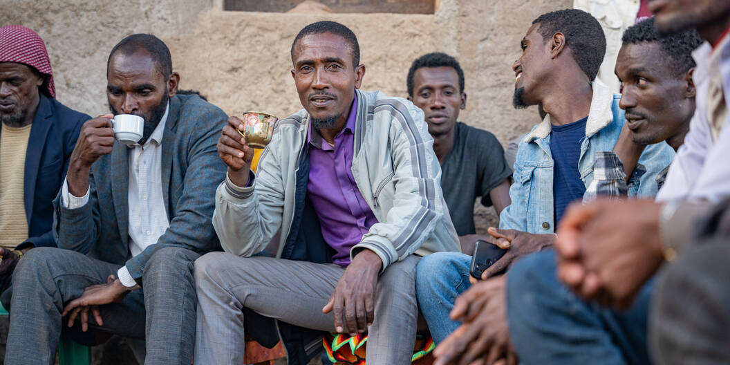 Männer aus Addis Abeba geniessen eine Tasse ihres Kaffees.