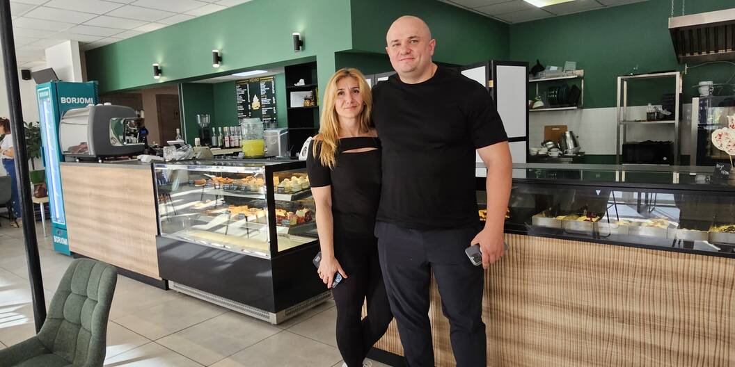 Olena Masur et Anton Khmaro ont dû quitter leur ville de Kherson et ont refait leur vie à Odessa. Ces déplacés internes, soutenus par Caritas, y ont ouvert un café qui attire une nombreuse clientèle.