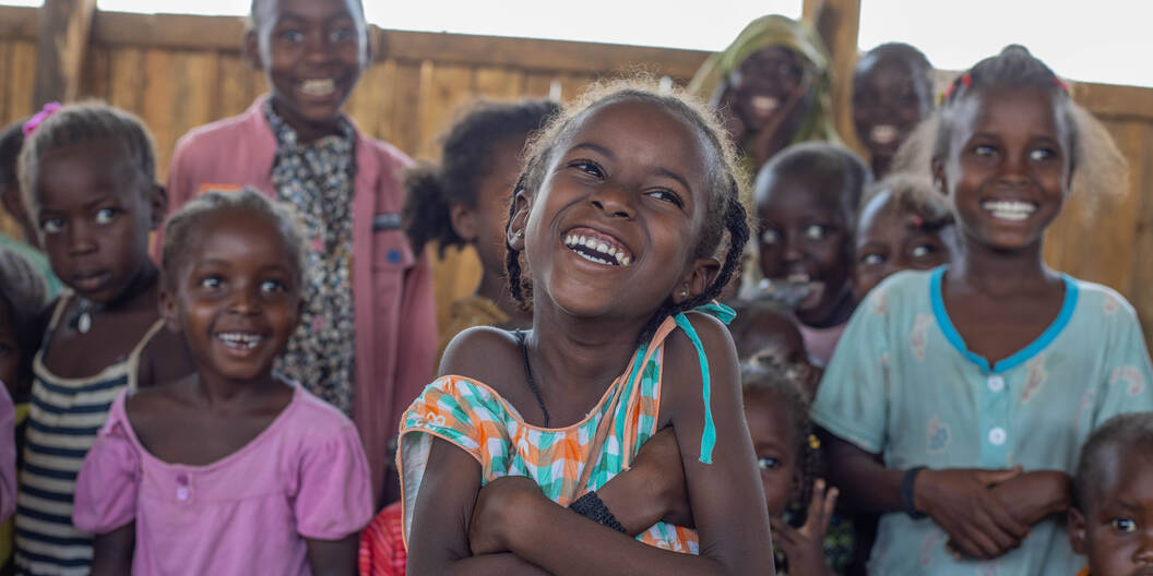 Das Projekt fokussiert auf den Schutz von Kindern sowie die Unterstützung von Frauen und Mädchen, die geschlechtsspezifische Gewalt erlebt haben. Dazu werden sichere Schutzräume und psychosoziale Beratung angeboten sowie die Bevölkerung für Kinderschutz und geschlechtsspezifische Gewalt sensibilisiert.