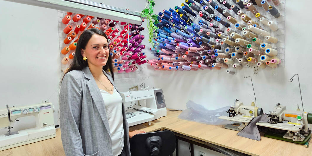 Valentyna Babenko führt in Pivdenne, in der Nähe von Odessa, ein Nähatelier. Trotz des Kriegs sichert sie Arbeitsplätze und erbringt wichtige Dienstleistungen für die Gemeinde.