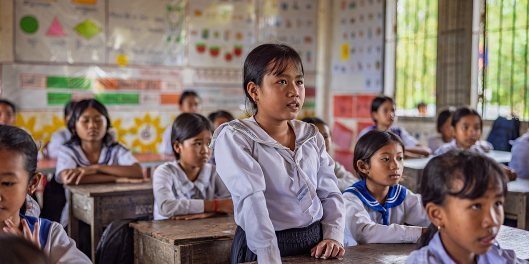 Nary et ses camarades de classe écoutent leur enseignante et acquièrent des connaissances sur la protection de l'environnement. Ils fréquentent une Blue School dans le nord-ouest du Cambodge.