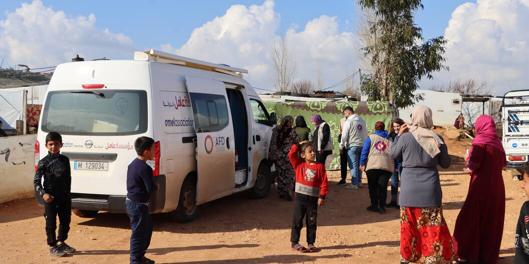 Im Süden des Libanon sind die Partner von Caritas Schweiz auch jetzt mit mobilen Kliniken unterwegs wie hier 2025.