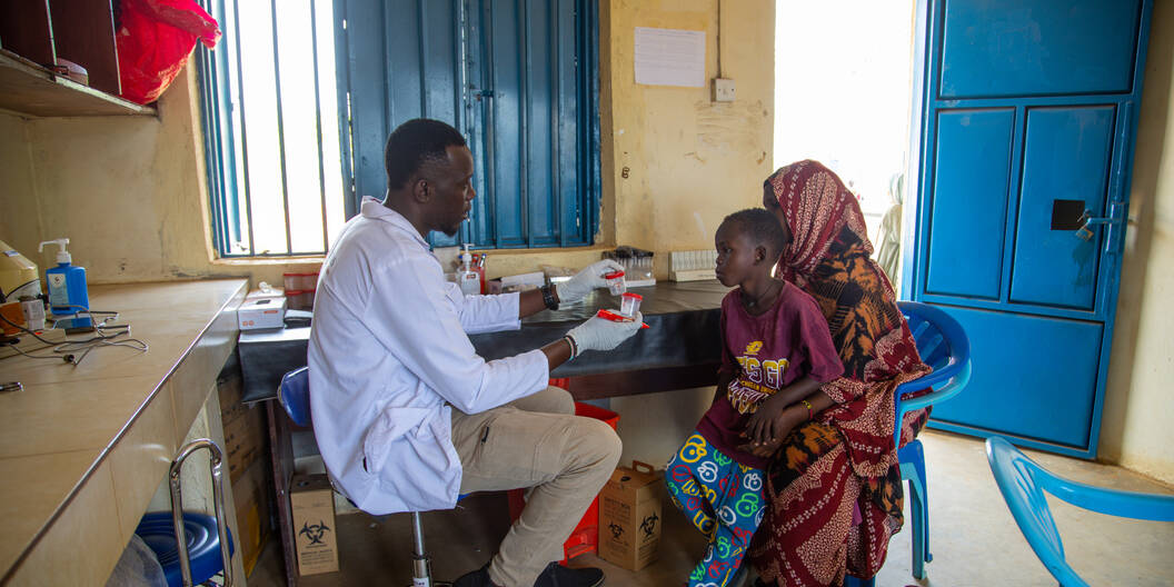 Mariam und ihr Sohn Adil werden vom Arzt im Gorom Camp im Südsudan medizinisch versorgt.