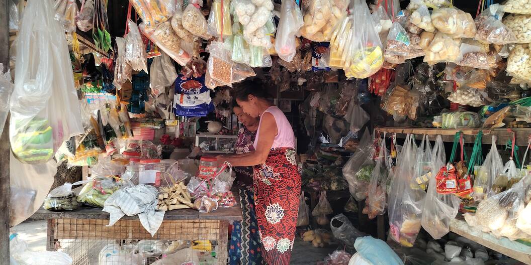 Die Bargeldhilfe ermöglichte es, ein kleines Lebensmittelgeschäft neu aufzubauen und Schritt für Schritt zu erweitern. 