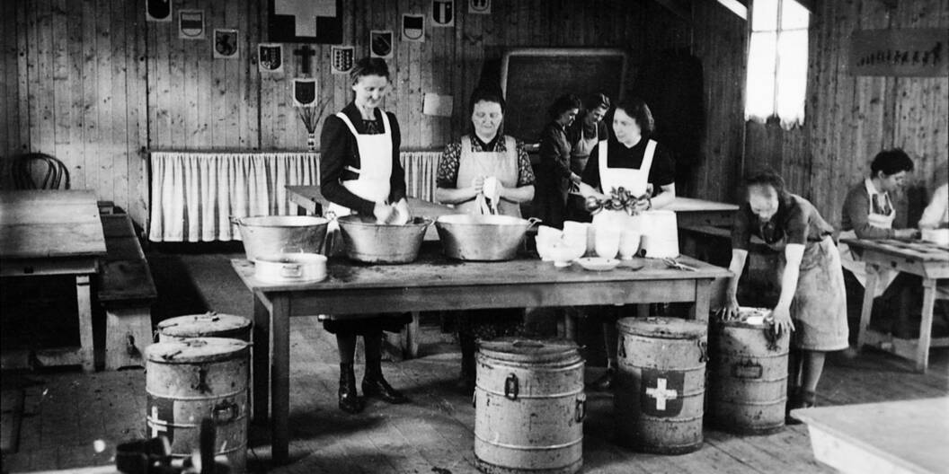 Die schweizerische Caritas verteilt nach dem Zweiten Weltkrieg in Mainz über 980'000 Essensportionen an kriegsversehrte und ältere Menschen. 