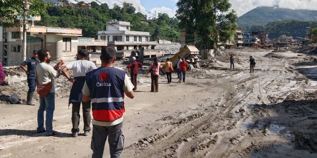Mitarbeiter von Caritas Nepal im Katastrophengebiet nach der Sturzflut