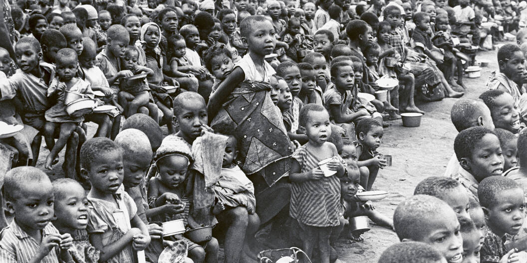 Die Not in Biafra war gross. Damals wurden die Menschen oft als Gruppe Hilfsbedürftiger dargestellt. 
